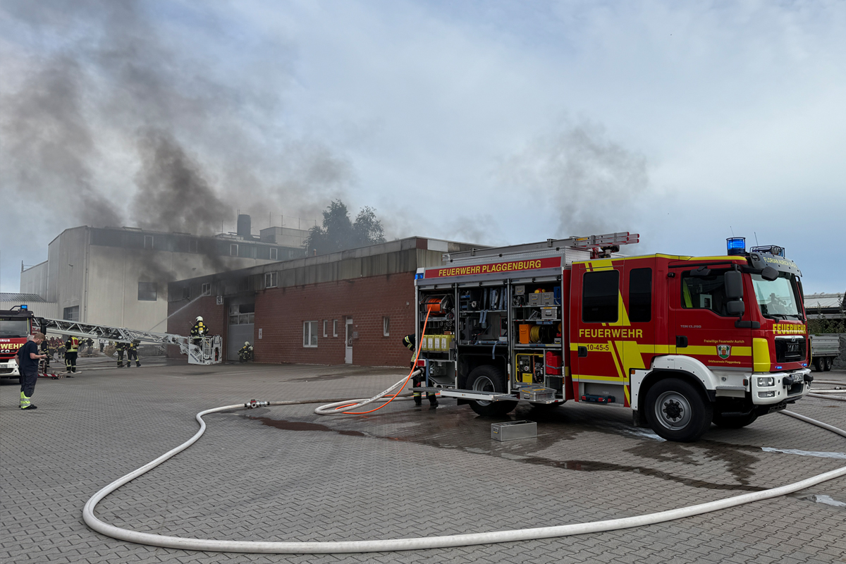 Aurich NI – Autos in Werkhalle in Brand