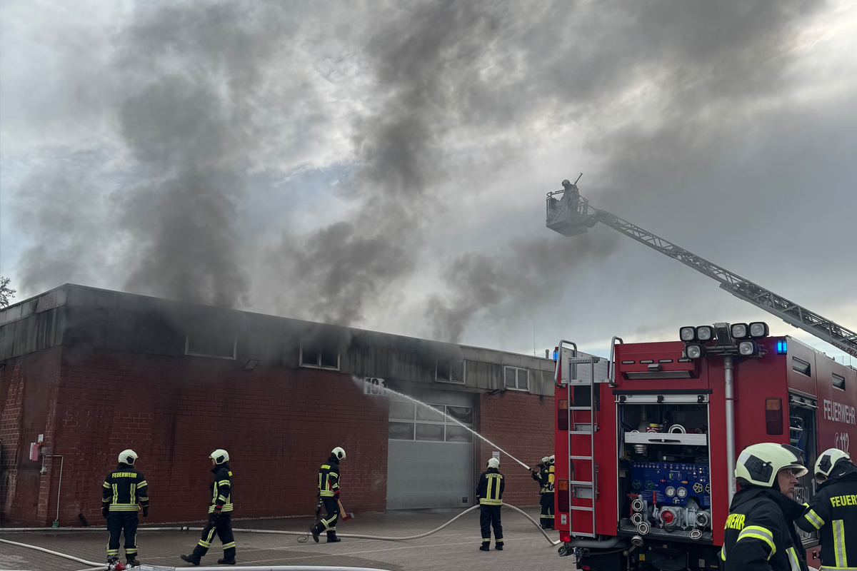 Aurich NI – Autos in Werkhalle in Brand