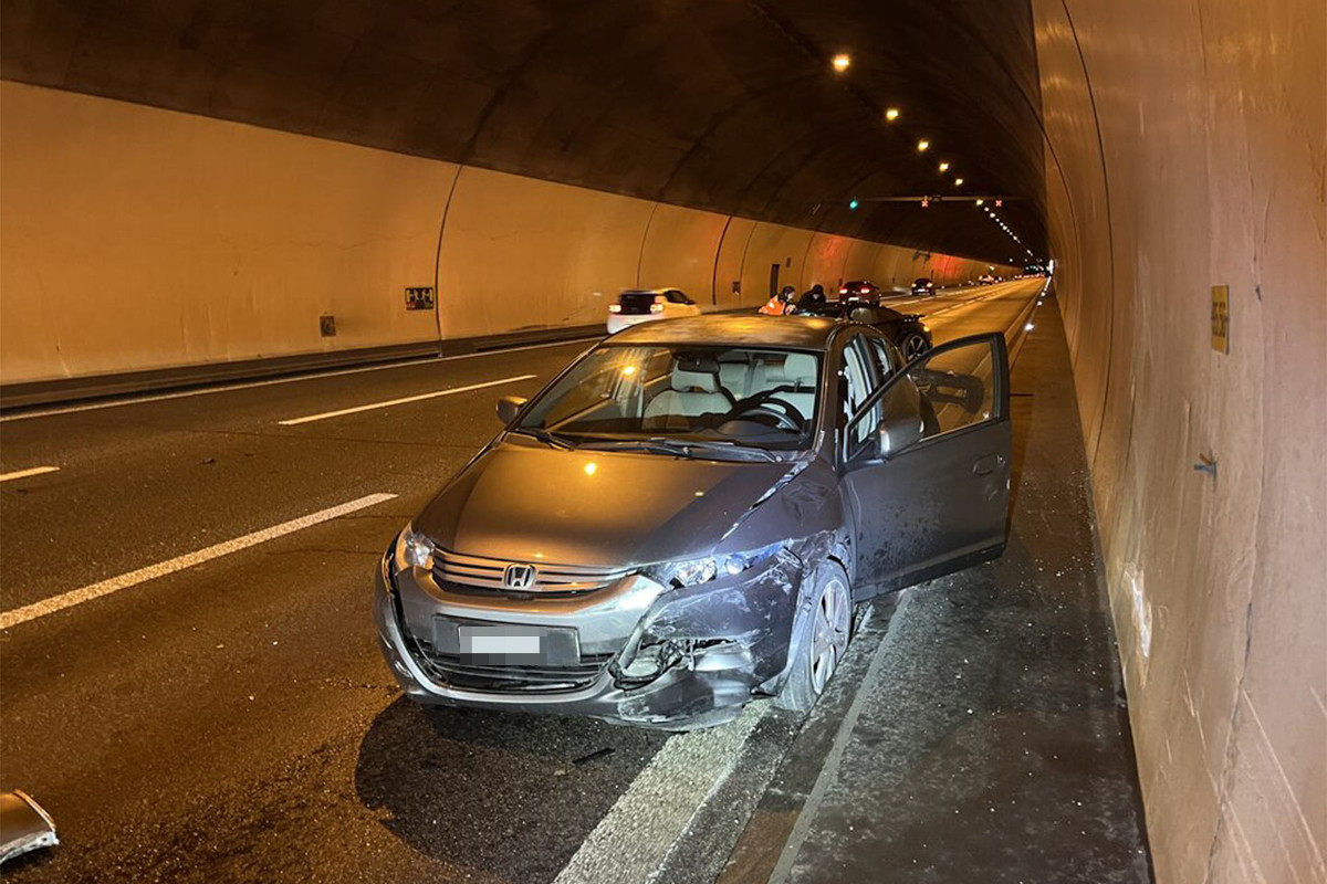 A1 Baden AG – Porsche prallt bei Unfall gegen Tunnelwand