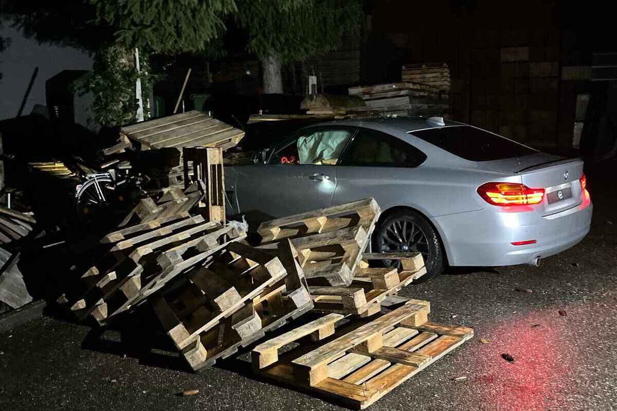 Unfall in Bellach SO – Auto kracht in Palettenstapel – Lenker flüchtet