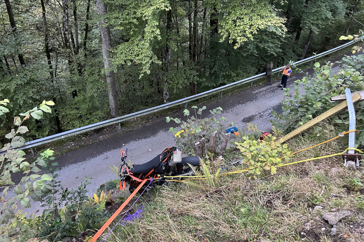 Vorderthal SZ – Schwerer Unfall mit Motorrad