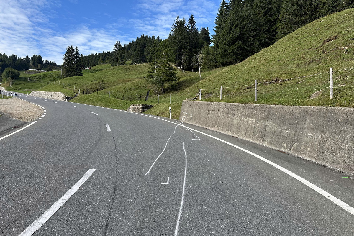 Urnäsch AR – Töfffahrer rutscht bei Unfall in Fussgängerin