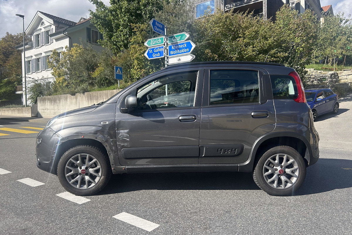Heiden AR – Töfffahrerin kollidiert beim Überholen mit Auto