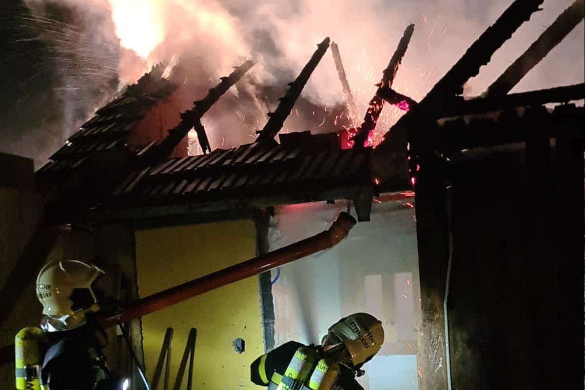 Lavamünd K – Dachstuhl eines Wohnhauses bei Brand zerstört