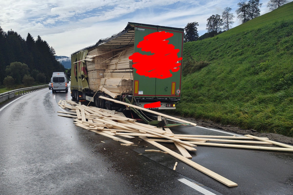 Neumarkt ST – Lenker schwer verletzt bei Unfall mit Lkw
