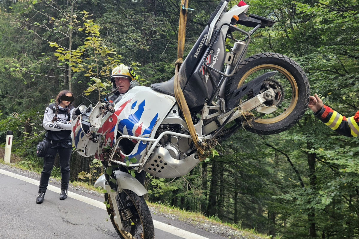 Unfall in Laterns V – Motorradlenker stürzt über Böschung
