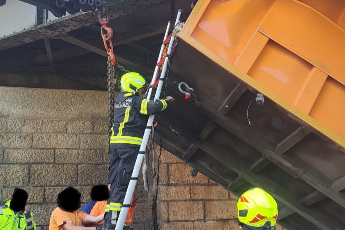 Unfall in St. Michael ST – Lkw prallt gegen Brücke