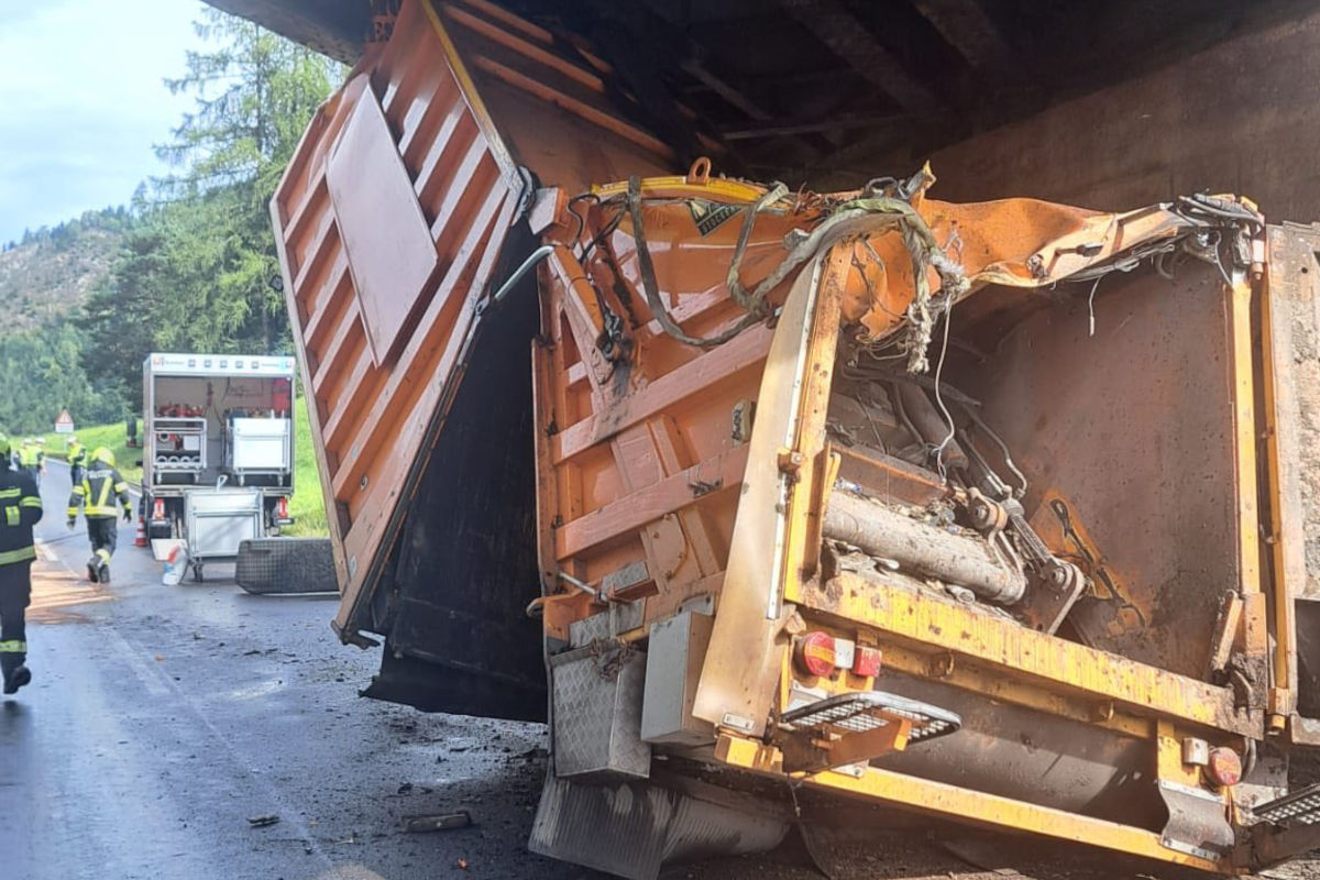 Unfall in St. Michael ST – Lkw prallt gegen Brücke