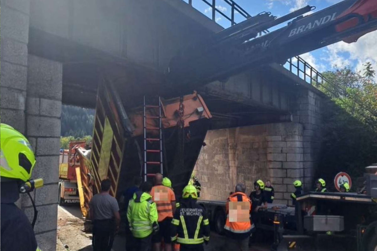 Unfall in St. Michael ST – Lkw prallt gegen Brücke