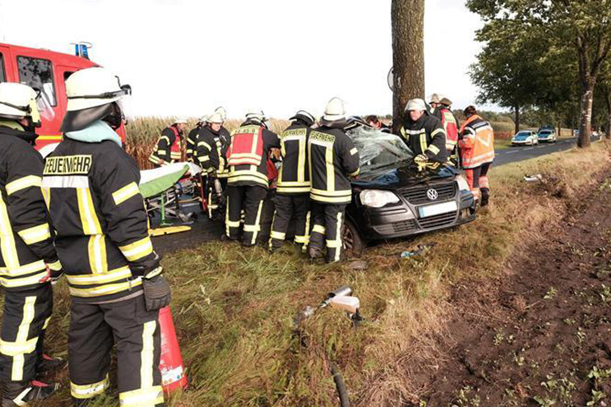 Stade NI – 25-Jähriger bei Unfall eingeklemmt und schwer verletzt