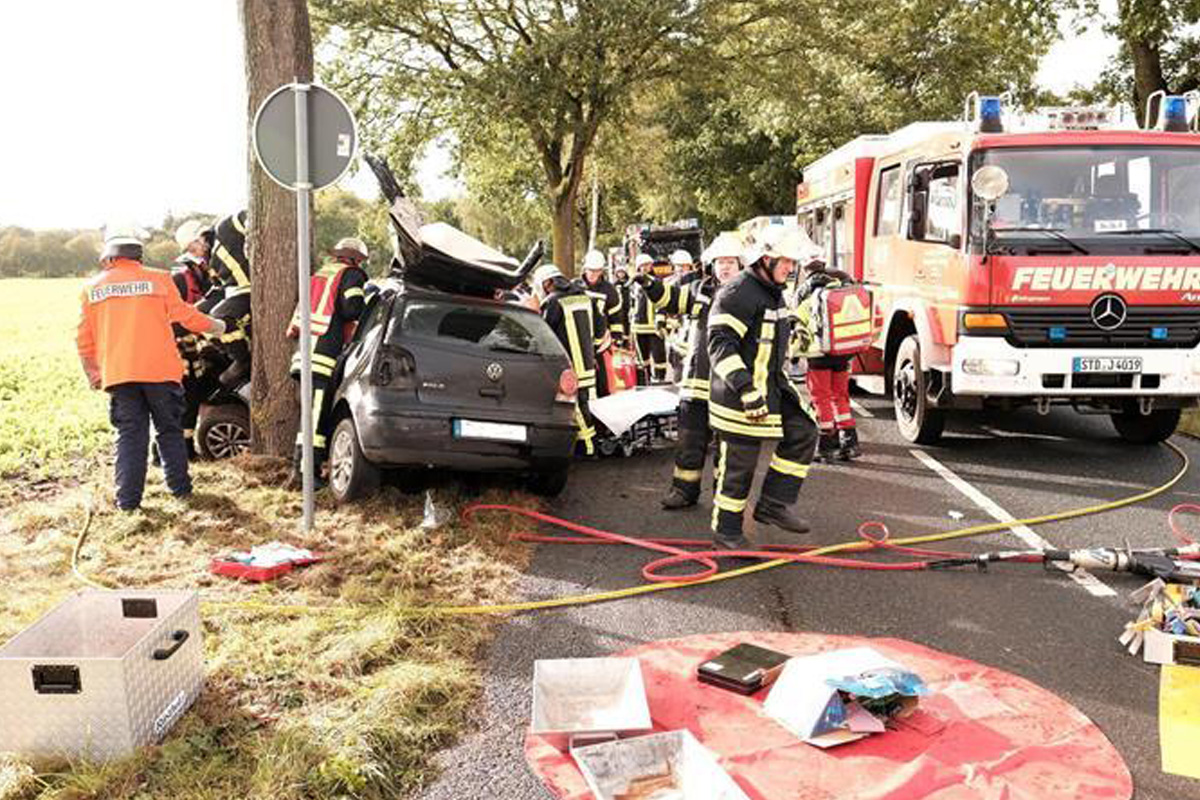 Stade NI – 25-Jähriger bei Unfall eingeklemmt und schwer verletzt