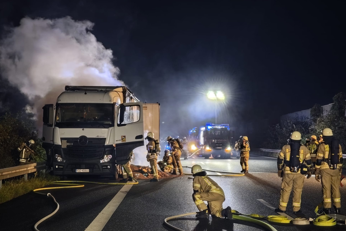 A2 Helmstedt NI – Brand von Lkw auf Autobahn verursacht Vollsperrung