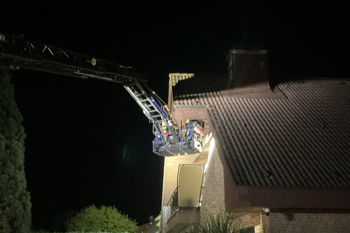 Alpen NW – Feuerwehr befreit Eichhörnchen aus Dachvorsprung