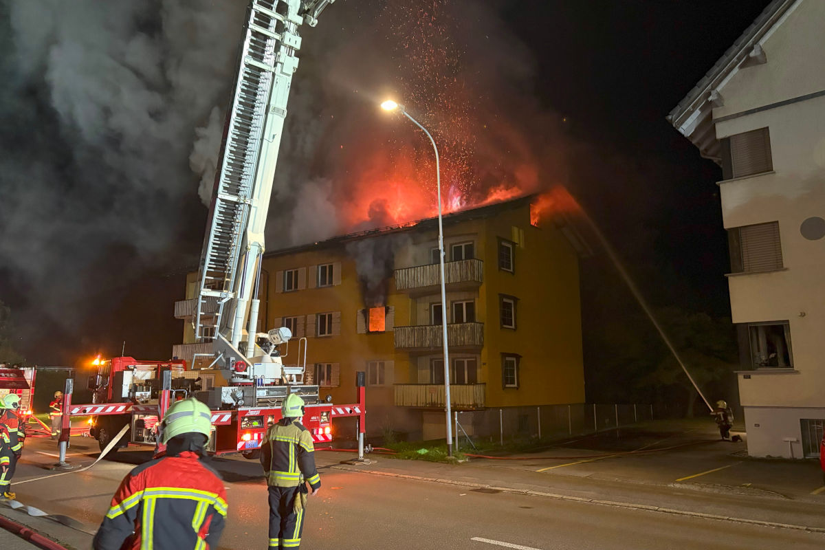 Au SG – Mehrfamilienhaus gerät in Brand