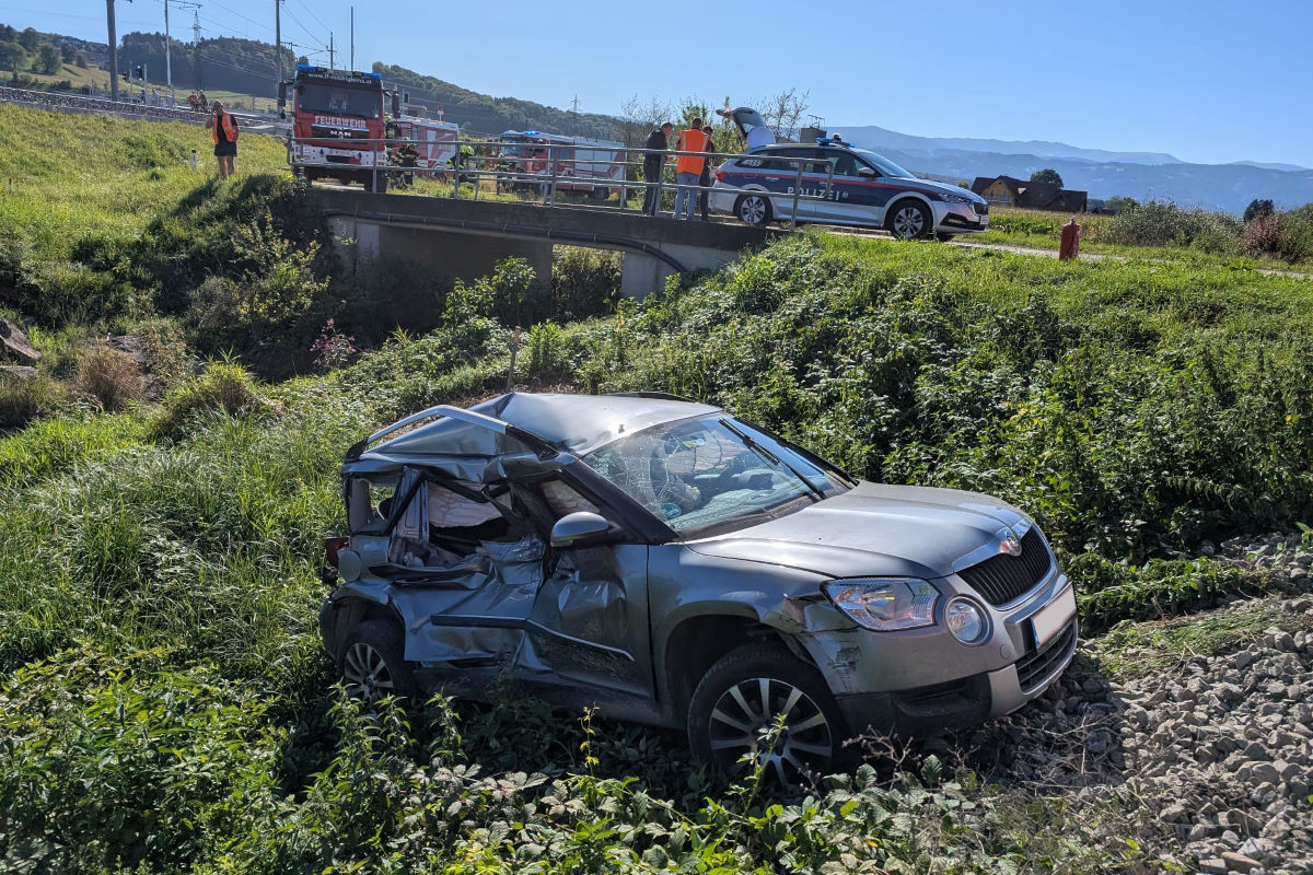 Grünau an der Laßnitz ST – Lenkerin bei Unfall mit Zug verletzt