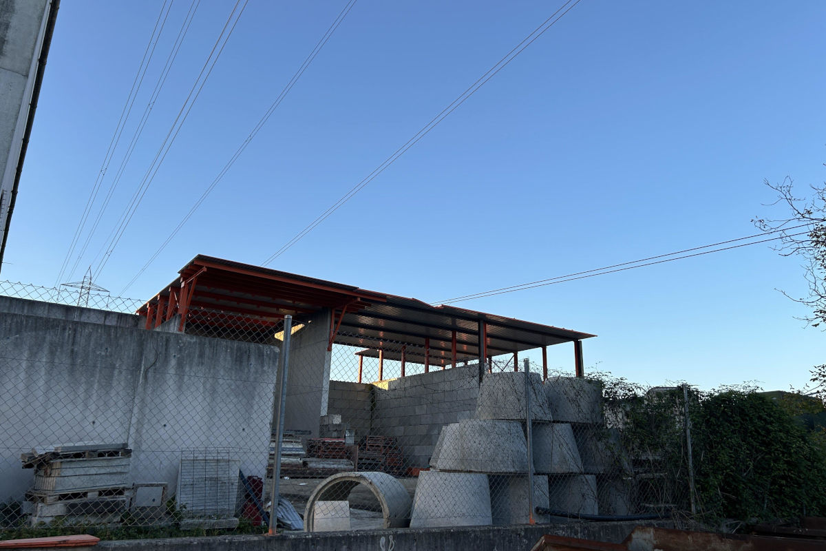 Kleindöttingen AG – Stromleitung stürzt auf Industriegebäude