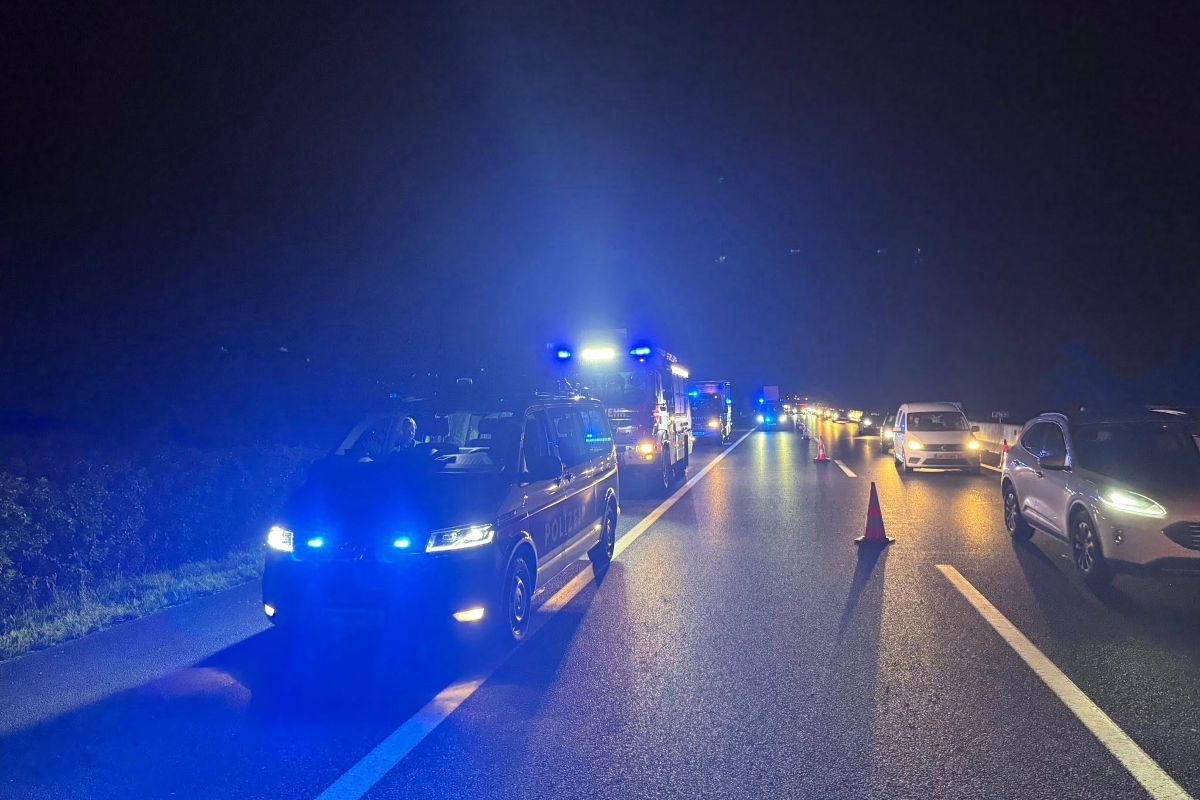 A9 Wagna ST – Lkw prallt bei Unfall gegen Betonwand