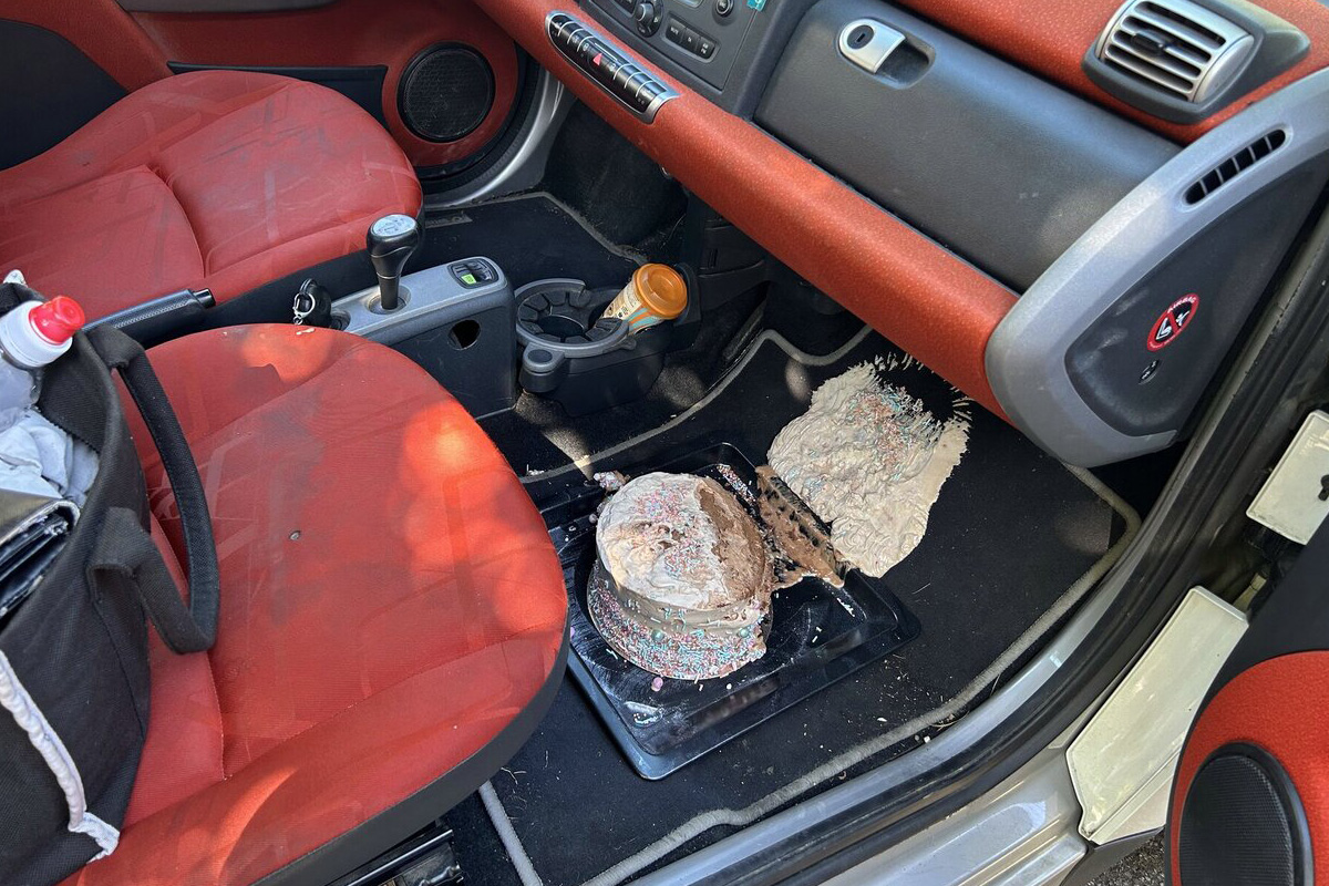 Schaffhausen SH – Geburtstagskuchen bei Verkehrsunfall beschädigt