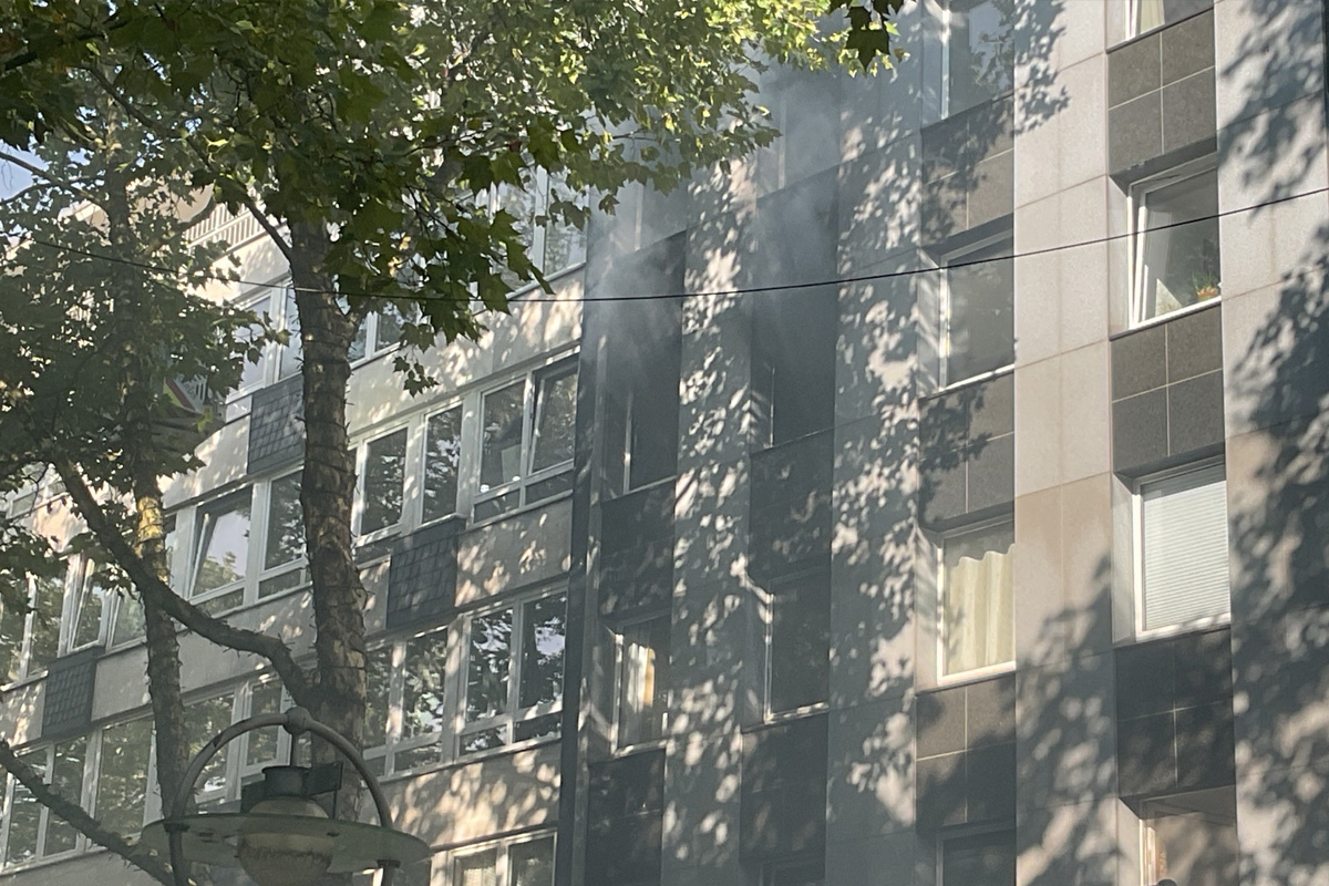 Dortmund NW – Eine Person und zwei Katzen bei Wohnungsbrand verletzt