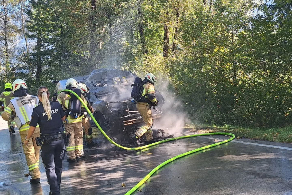 Unfall in Stans T – Motorrad prallt in Pkw mit Viehanhänger
