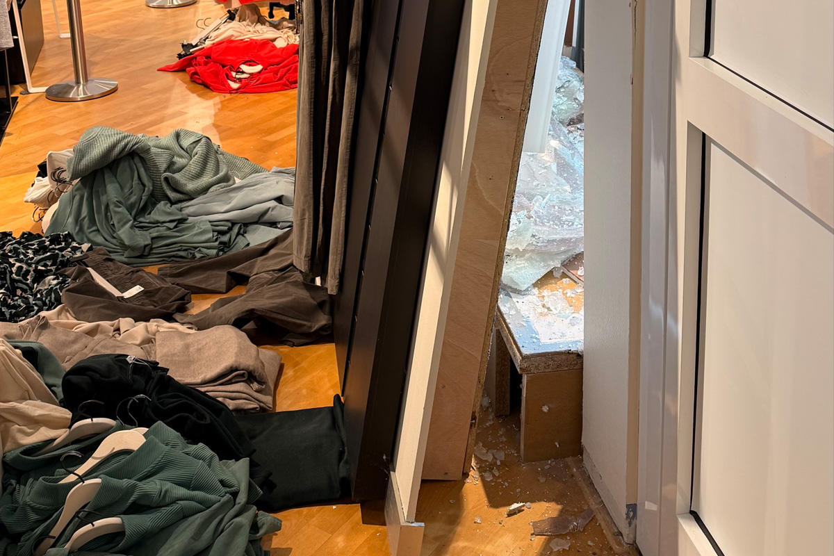 Dollern NI – Mercedes durchbricht Schaufensterscheibe von Kaufhaus