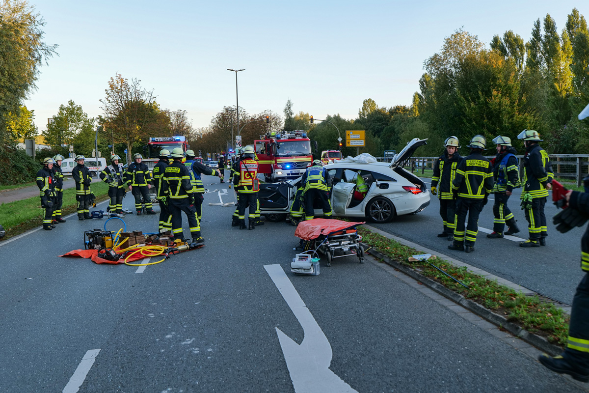 Dortmund NW – Pkw-Fahrer bei Unfall mit Lkw eingeklemmt