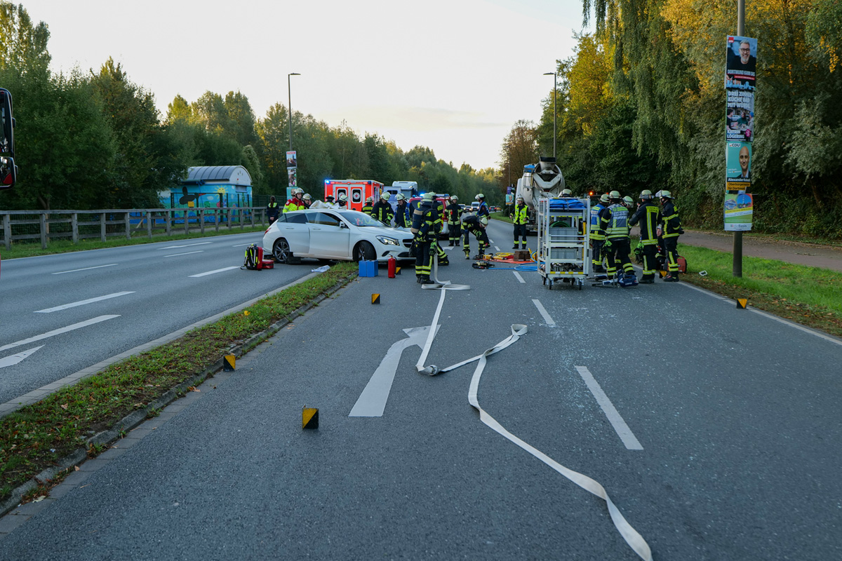 Dortmund NW – Pkw-Fahrer bei Unfall mit Lkw eingeklemmt