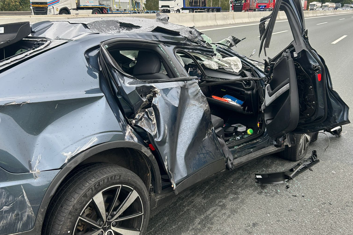 A3 Schlüsselfeld BY – Ferrari und Polestar krachen in Lkw – Gaffer filmen Unfall