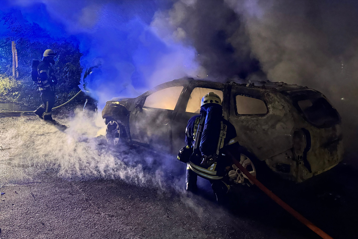 Mülheim an der Ruhr NW – Pkw-Brand greift auf Fahrzeug und Waldstück über