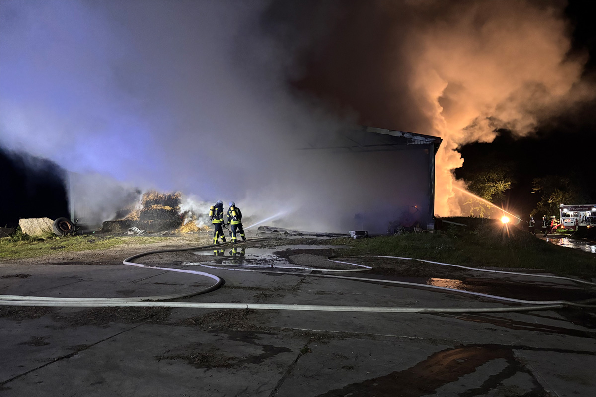 Gyhum NI – Großeinsatz bei Brand einer Halle mit Stroh