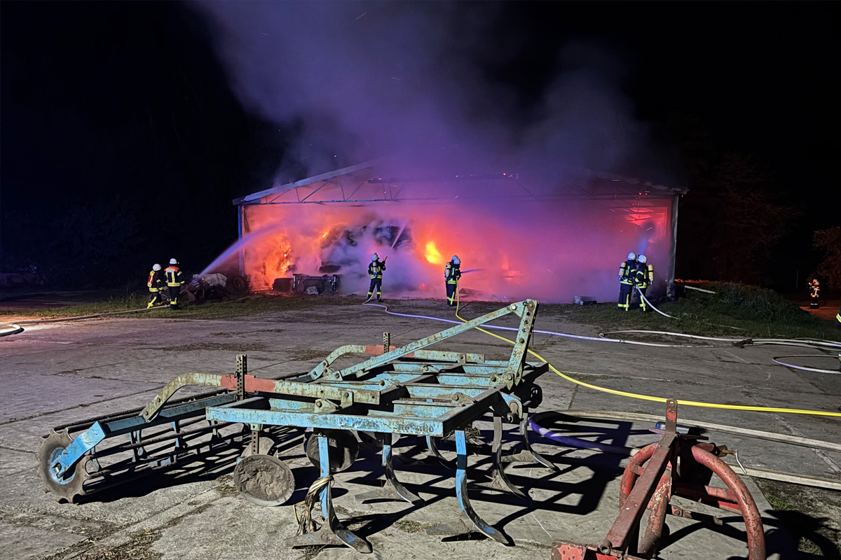 Gyhum NI – Großeinsatz bei Brand einer Halle mit Stroh