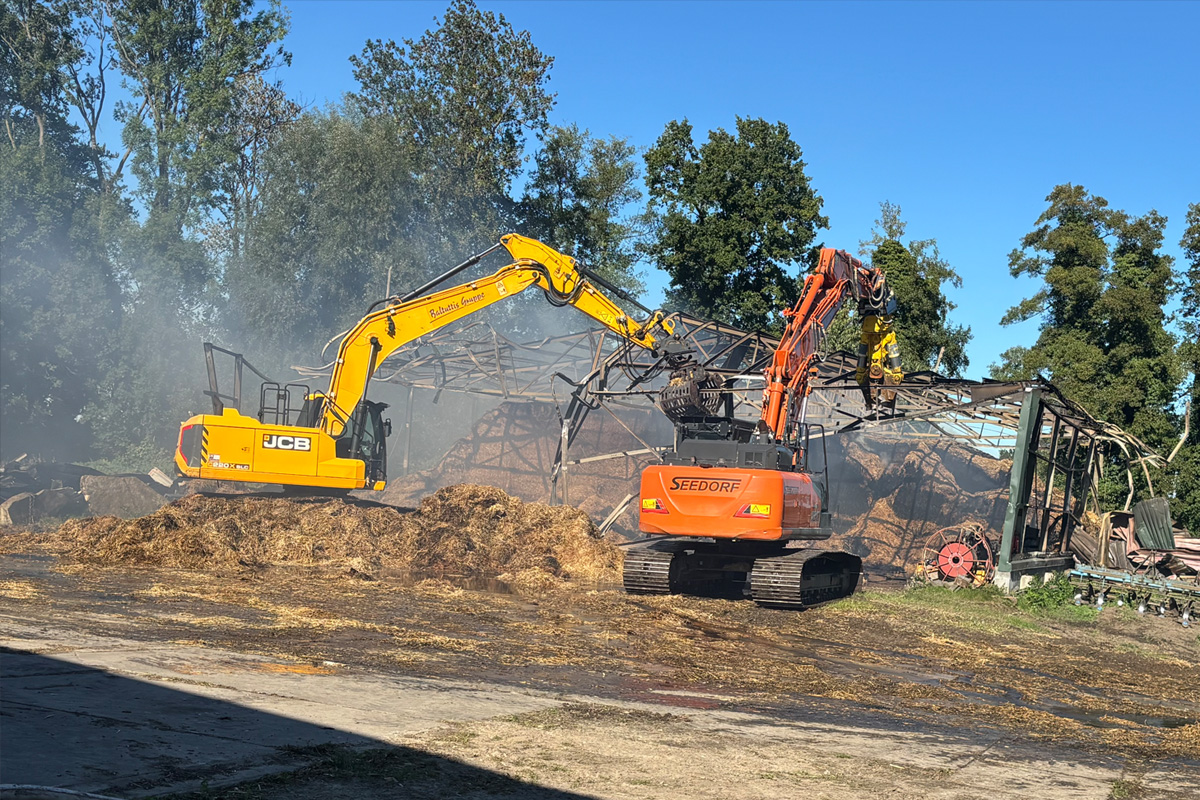 Gyhum NI – Großeinsatz bei Brand einer Halle mit Stroh