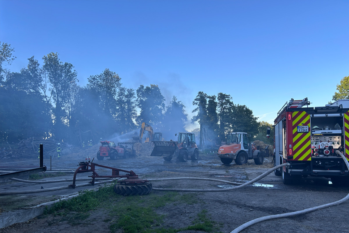 Gyhum NI – Großeinsatz bei Brand einer Halle mit Stroh