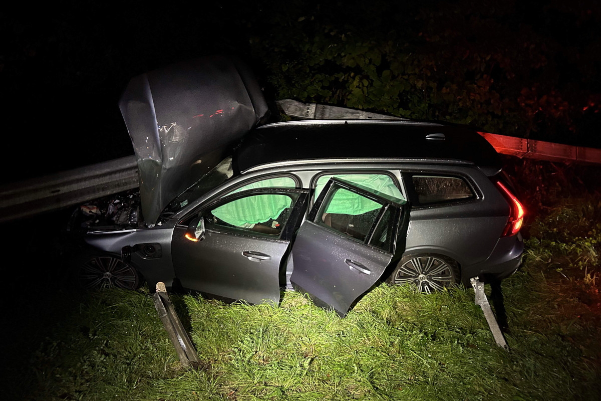 A3 Mülligen AG – Auto knallt bei Unfall auf Autobahn in Leitplanke