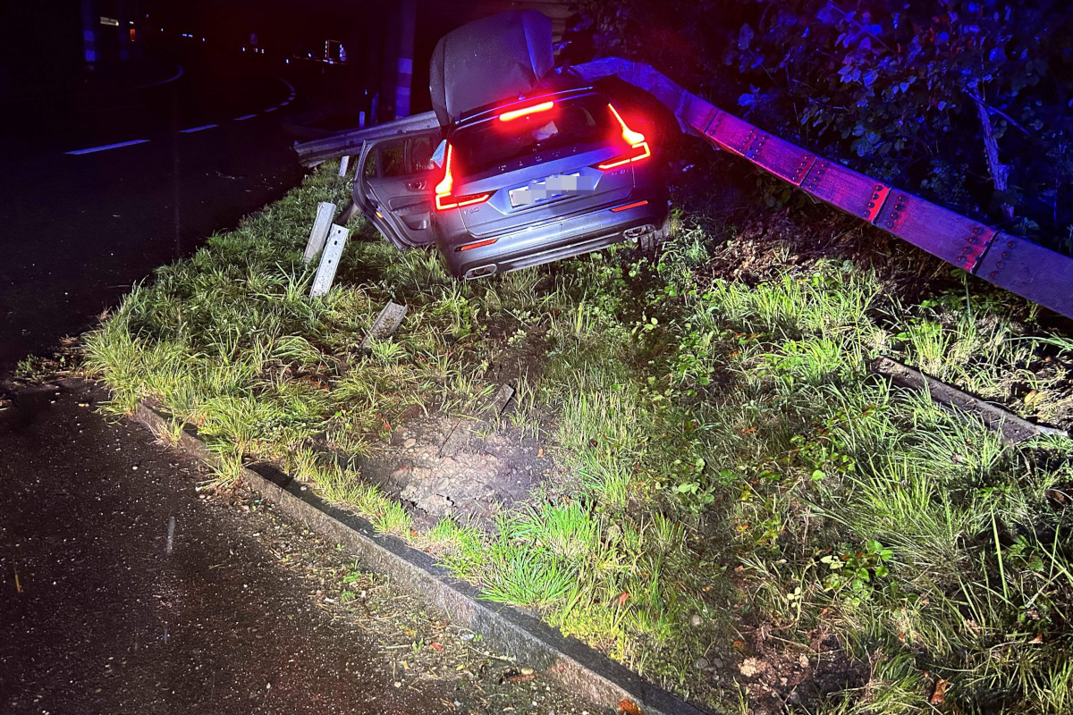 A3 Mülligen AG – Auto knallt bei Unfall auf Autobahn in Leitplanke