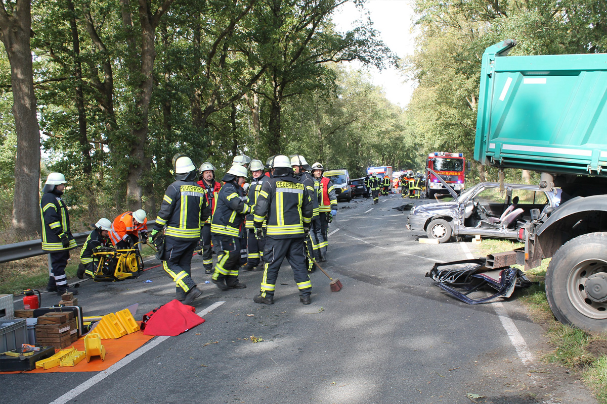 B71 Deinstedt NI – Fünf Verletzte bei schwerem Unfall mit mehreren Pkw und Lkw