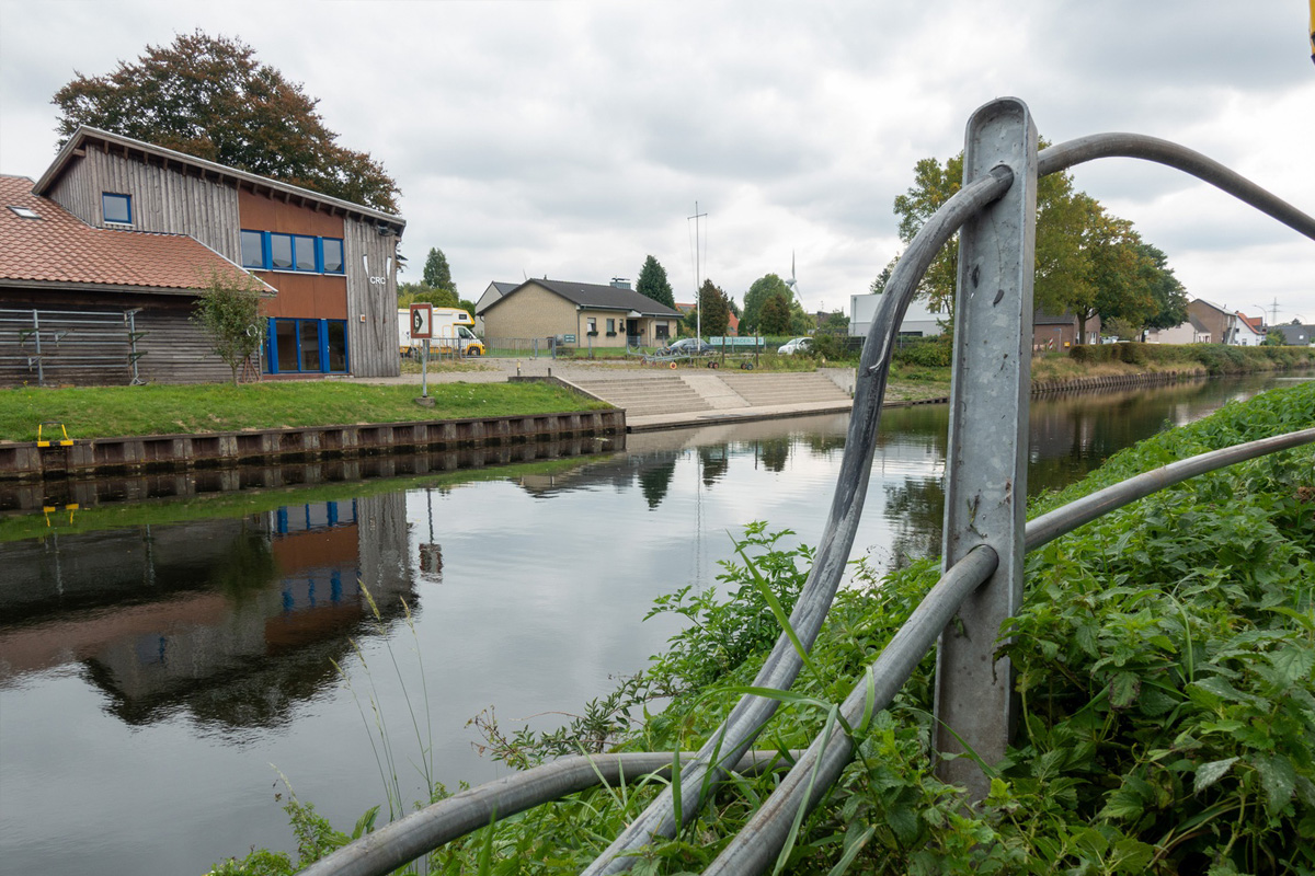 Kleve NW – Auto rutscht nach Unfall Böschung zum Kanal hinab