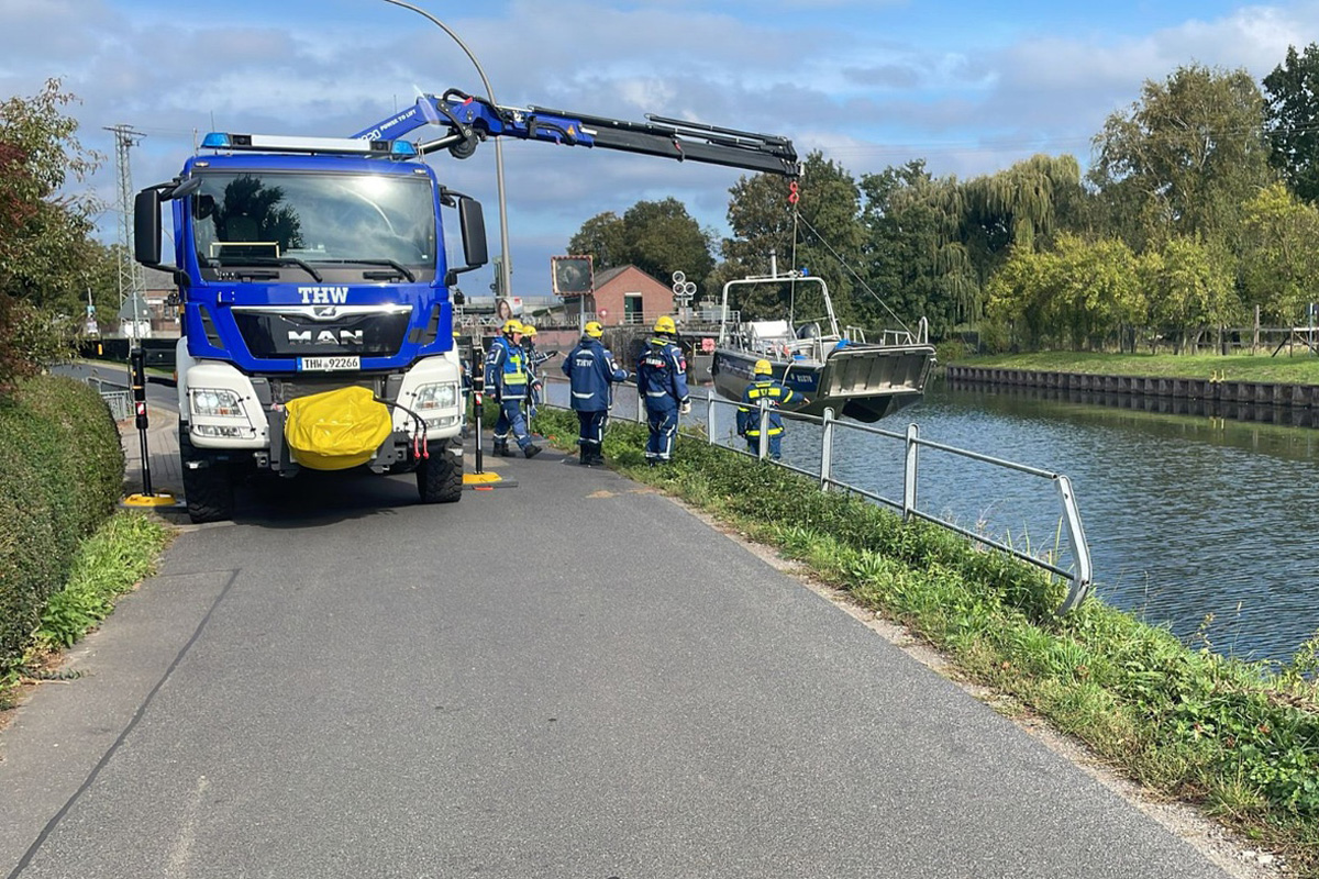 Kleve NW – Auto rutscht nach Unfall Böschung zum Kanal hinab