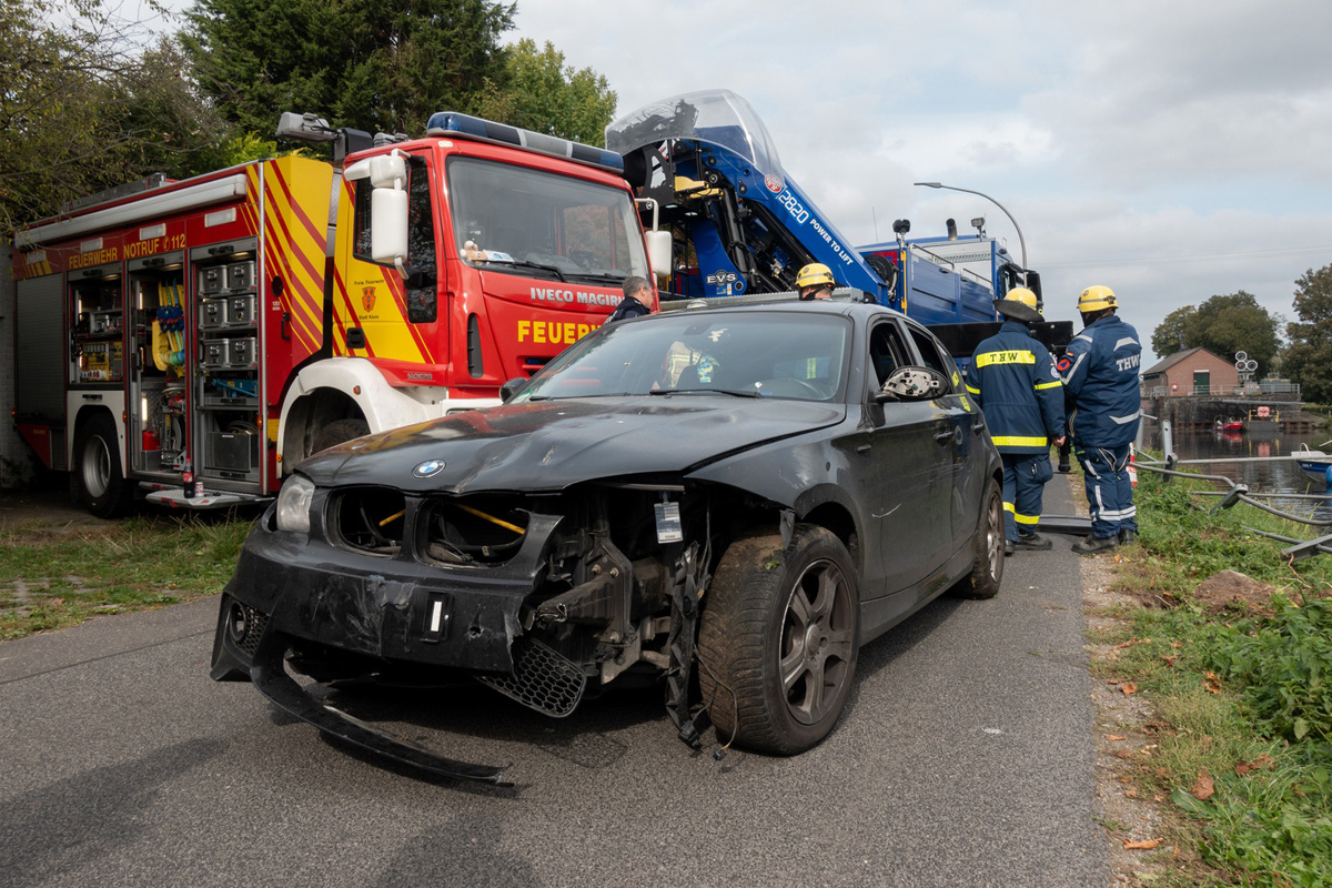Kleve NW – Auto rutscht nach Unfall Böschung zum Kanal hinab