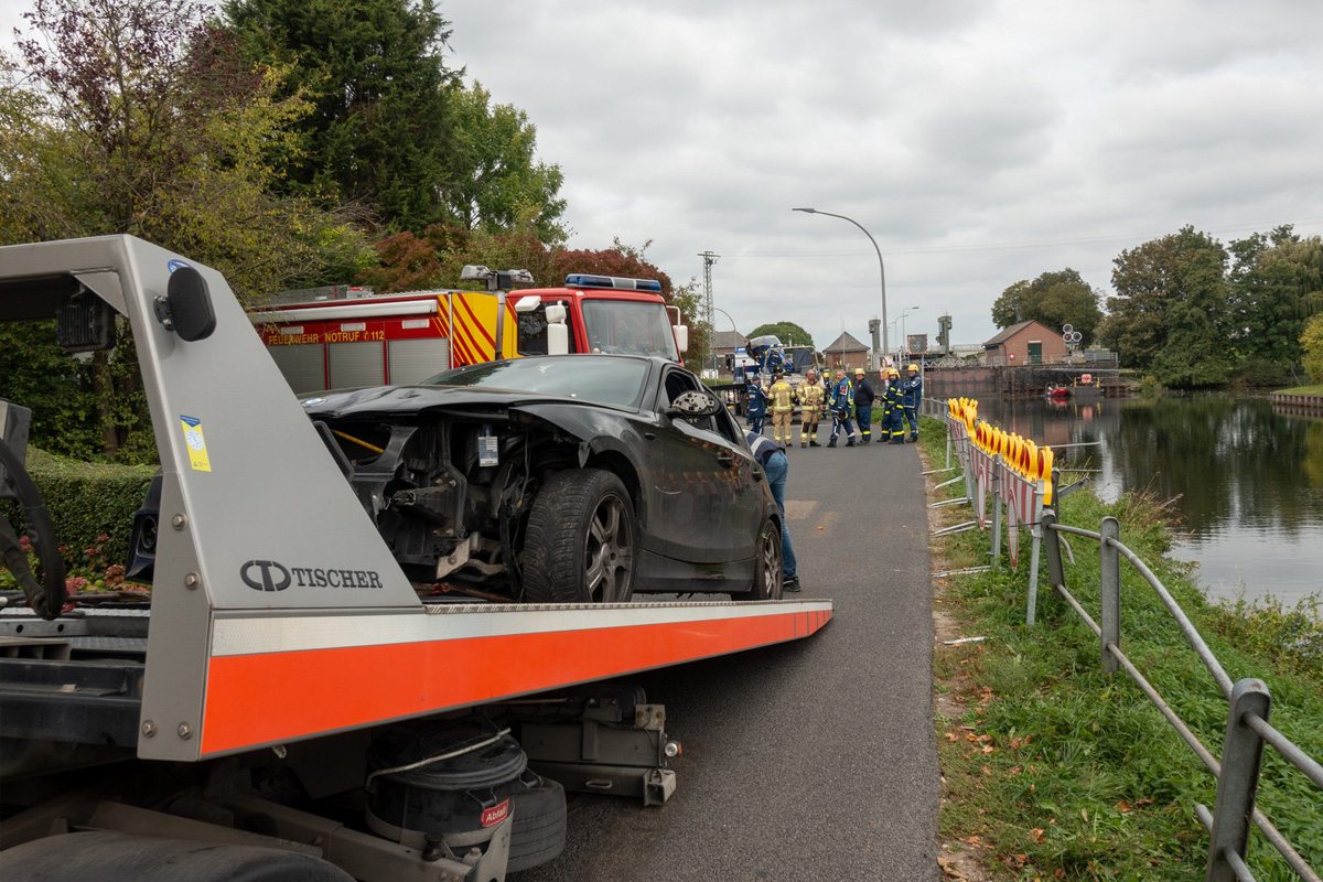Kleve NW – Auto rutscht nach Unfall Böschung zum Kanal hinab