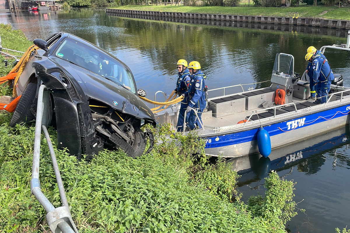 Kleve NW – Auto rutscht nach Unfall Böschung zum Kanal hinab