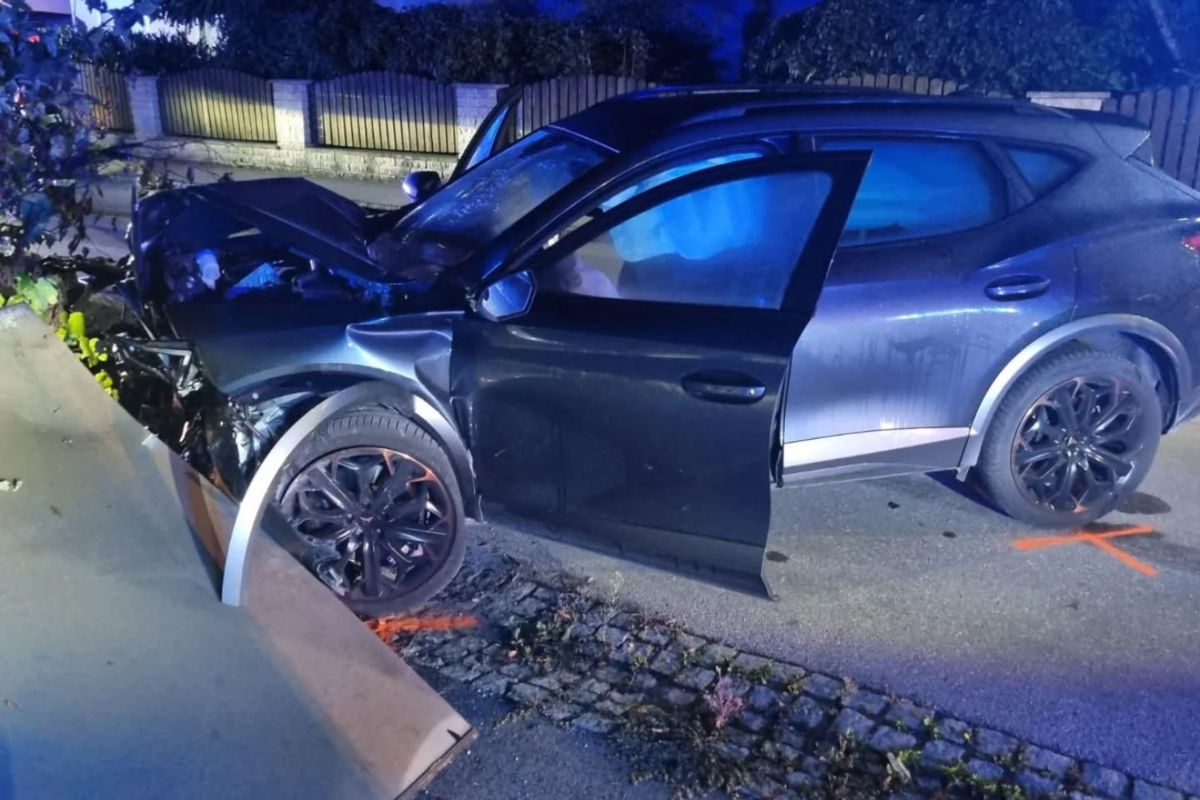 Kremsmünster OÖ – Lenker prallt bei Unfall gegen Gartenmauer