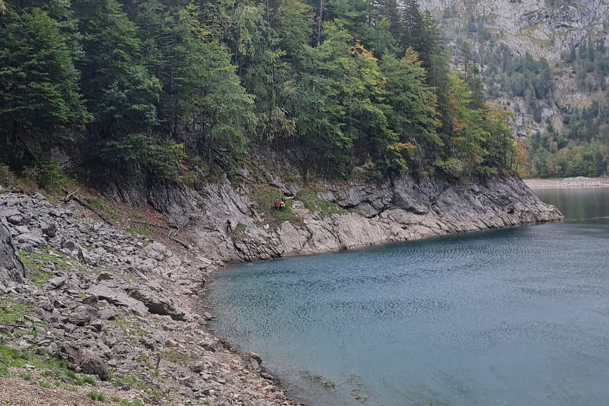 Gosau OÖ – Touristin stürzt in Gosausee und wird schwer verletzt