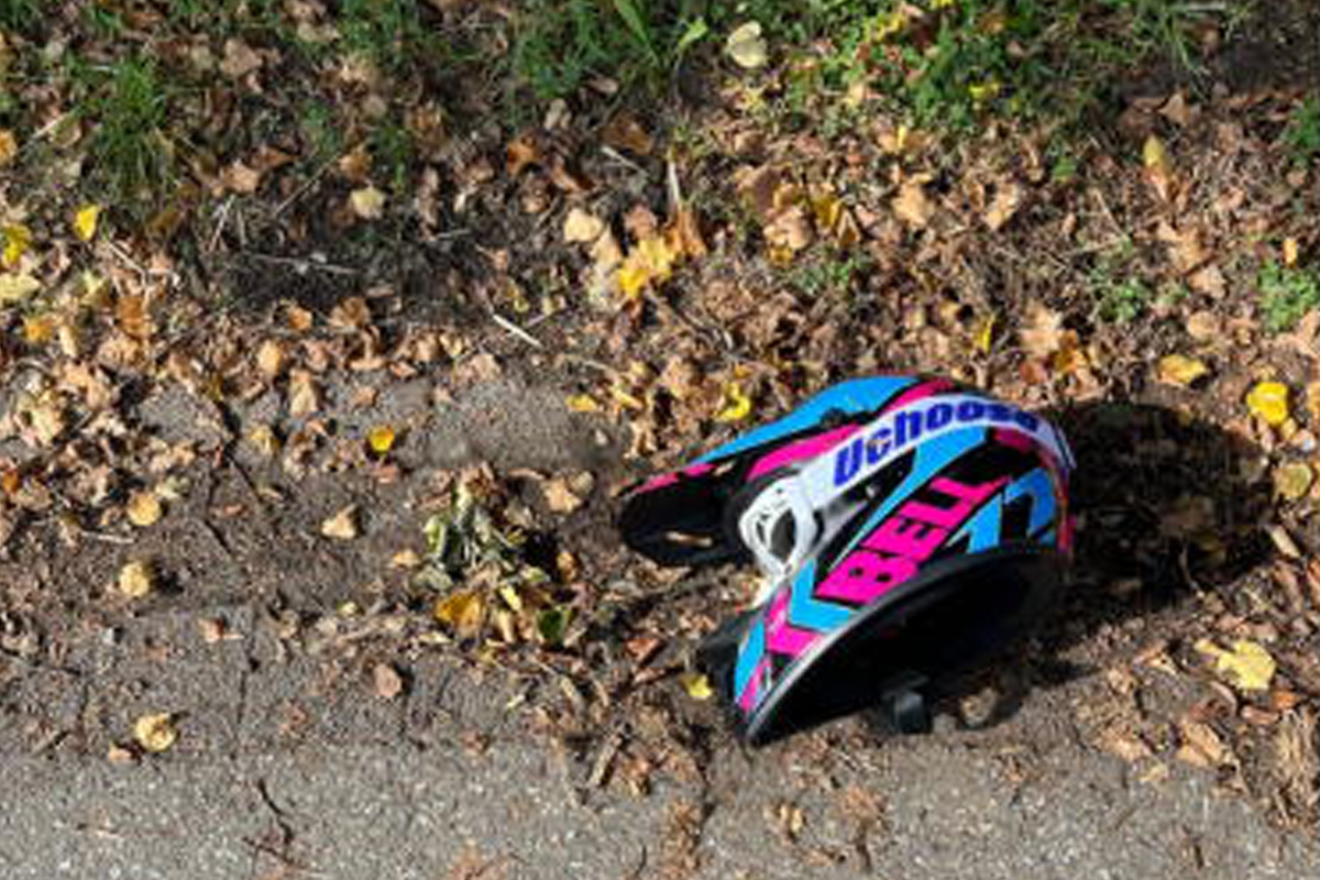 Karlsruhe BW – Motorradfahrer schlägt Passanten, stiehlt E‑Scooter und flüchtet