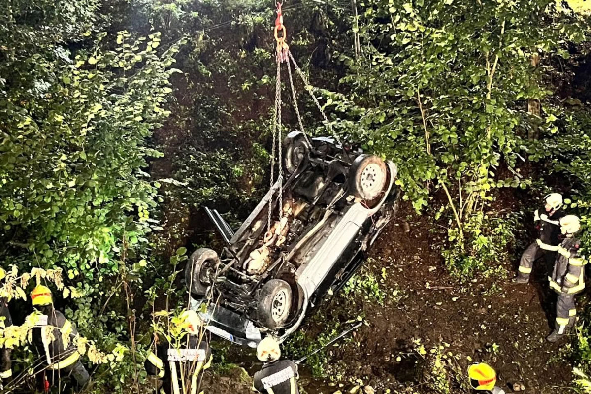 Traunkirchen OÖ – PKW stürzt bei Unfall Böschung hinab