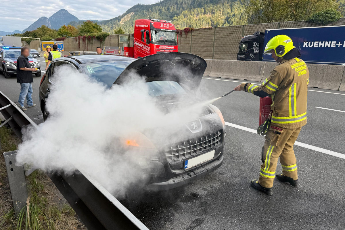 A12 Jenbach T – Fahrzeug in Brand geraten