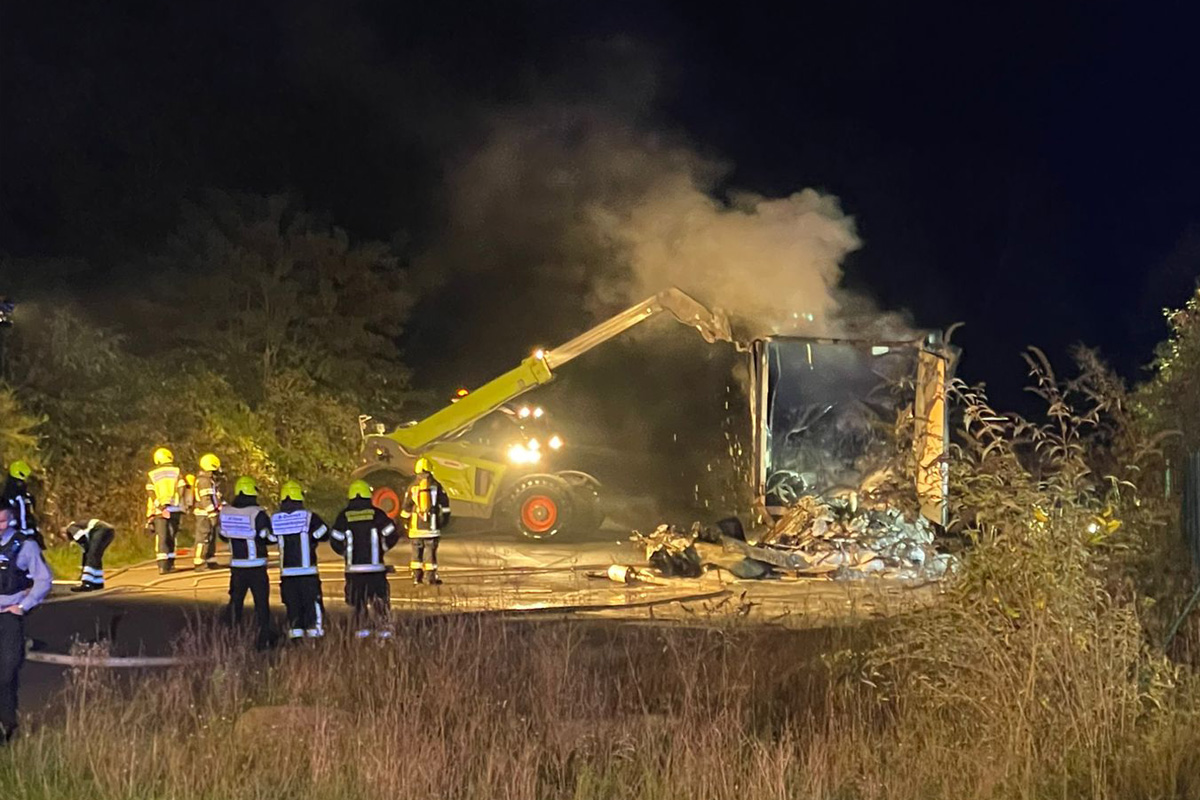 Bergheim NW – LKW mit Kunststoffgranulat brennt