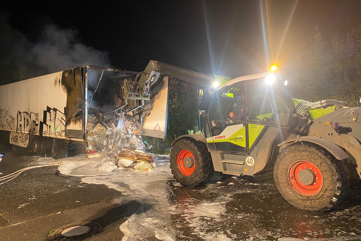 Bergheim NW – LKW mit Kunststoffgranulat brennt