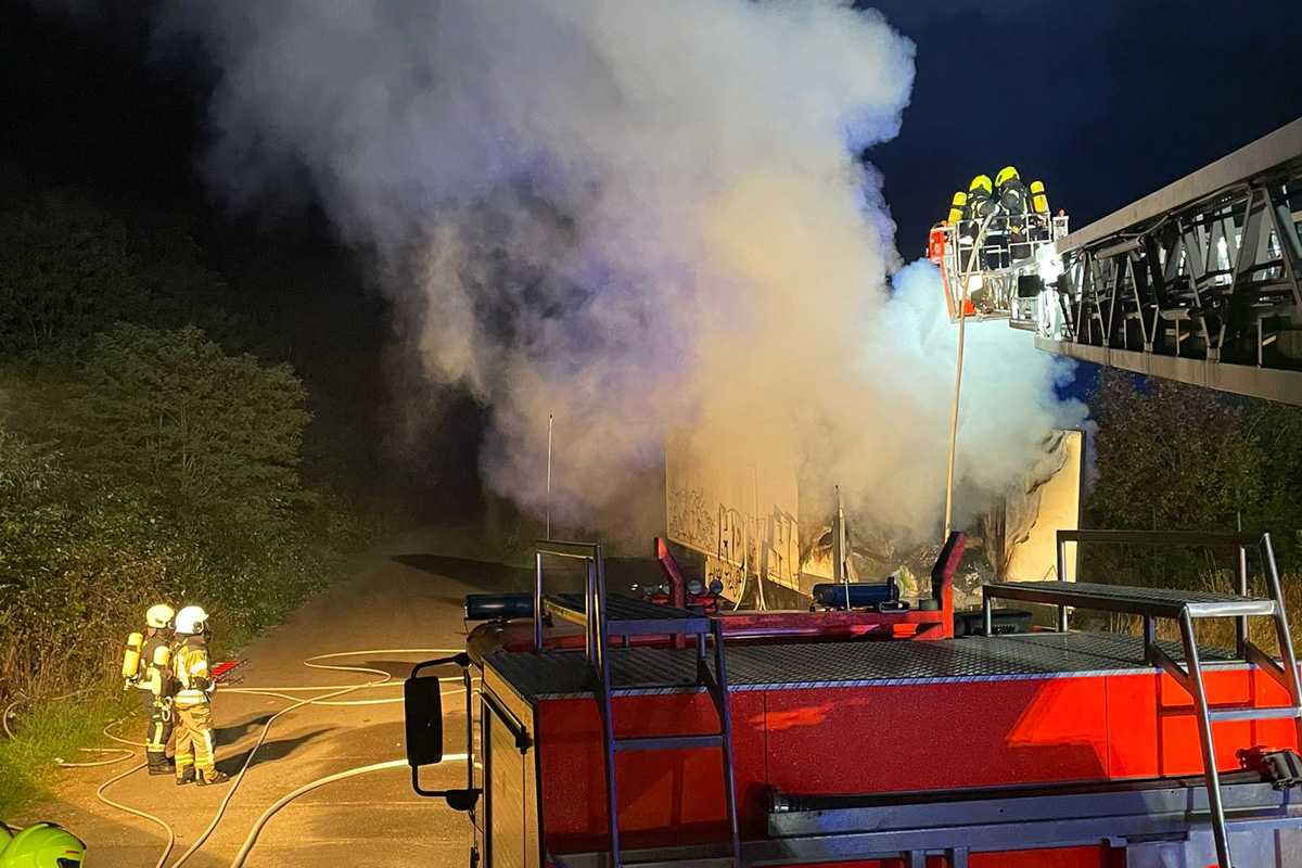 Bergheim NW – LKW mit Kunststoffgranulat brennt
