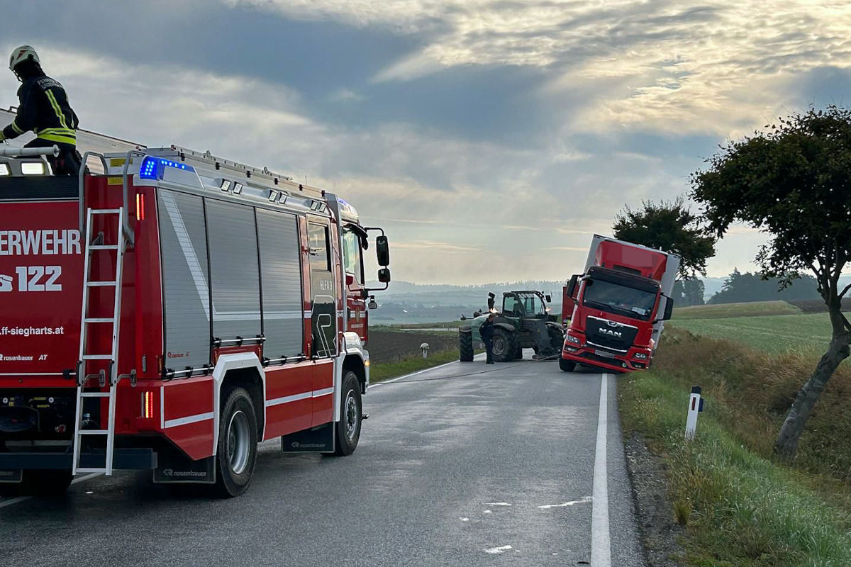 Ludweis-Aigen NÖ – Feuerwehr birgt 15-Tonnen-Lastwagen mit Eiern